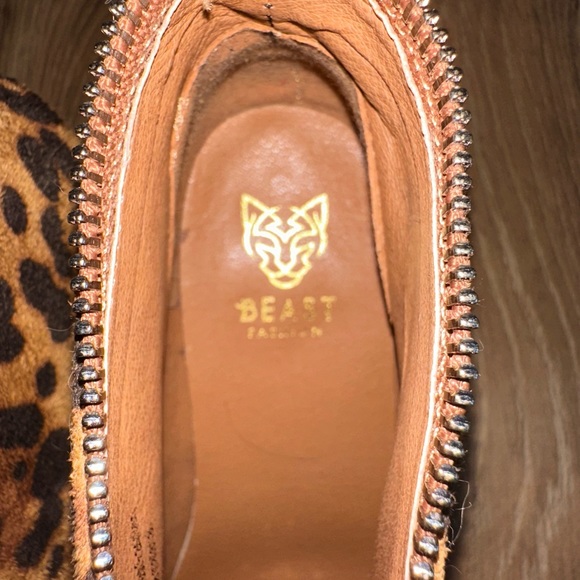 BEAST FASHION PLUSH ANIMAL PINT BOOTIES. Size 8. - Picture 6 of 7